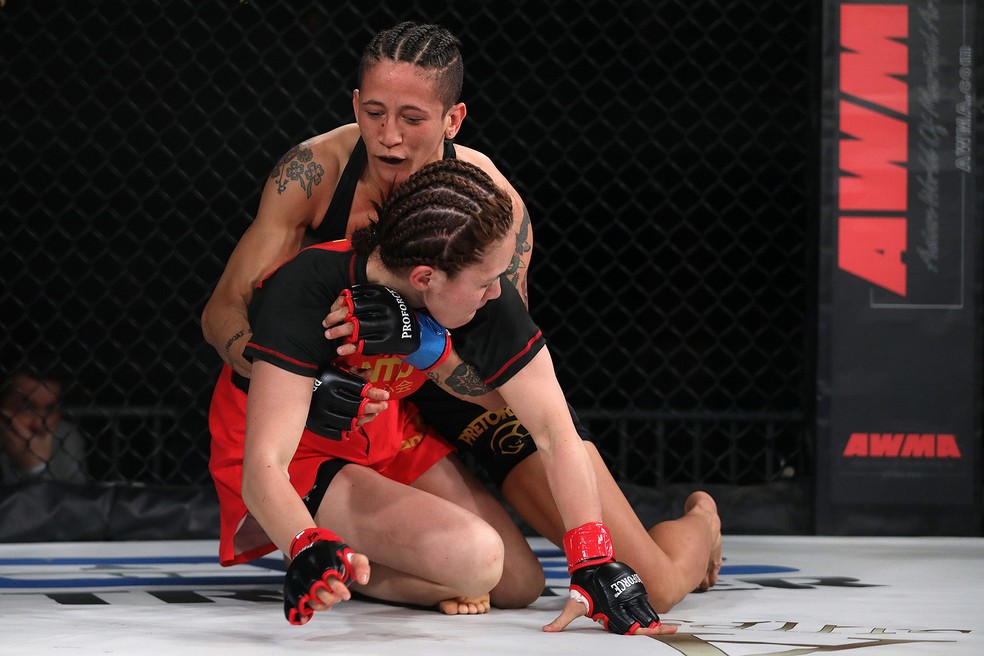 Virna Jandiroba domina Mizuki Inoue no chão durante a luta principal do Invicta FC 28 (Foto: Dave Mandel/Invicta FC)