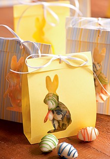 Um presente para os convidados: os ovinhos de chocolate vêm dentro de um saco de papel, que pode ser colorido ou estampado. Na frente, um recorte em forma de coelhinho permite ver o que há dentro da embalagem
