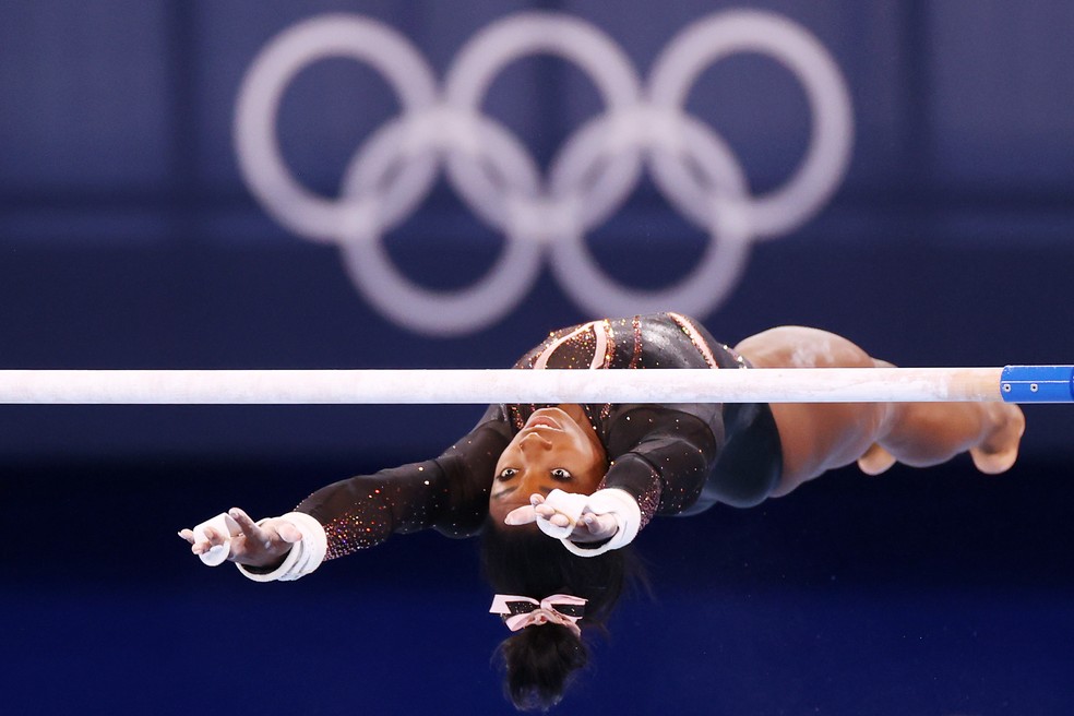 Simone Biles nas barras assimétricas em Tóquio: será que vem movimento novo já neste fim de semana? — Foto: Getty Images