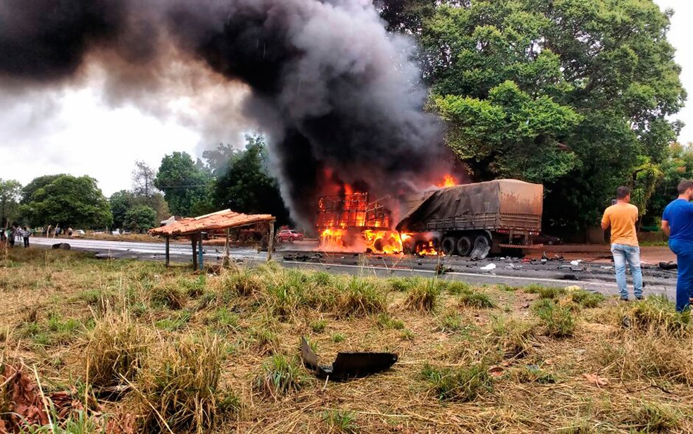 Grande quantidade de fumaça negra se formou após o incêndio (Foto: Ivonaldo Paiva/Blogbraga)