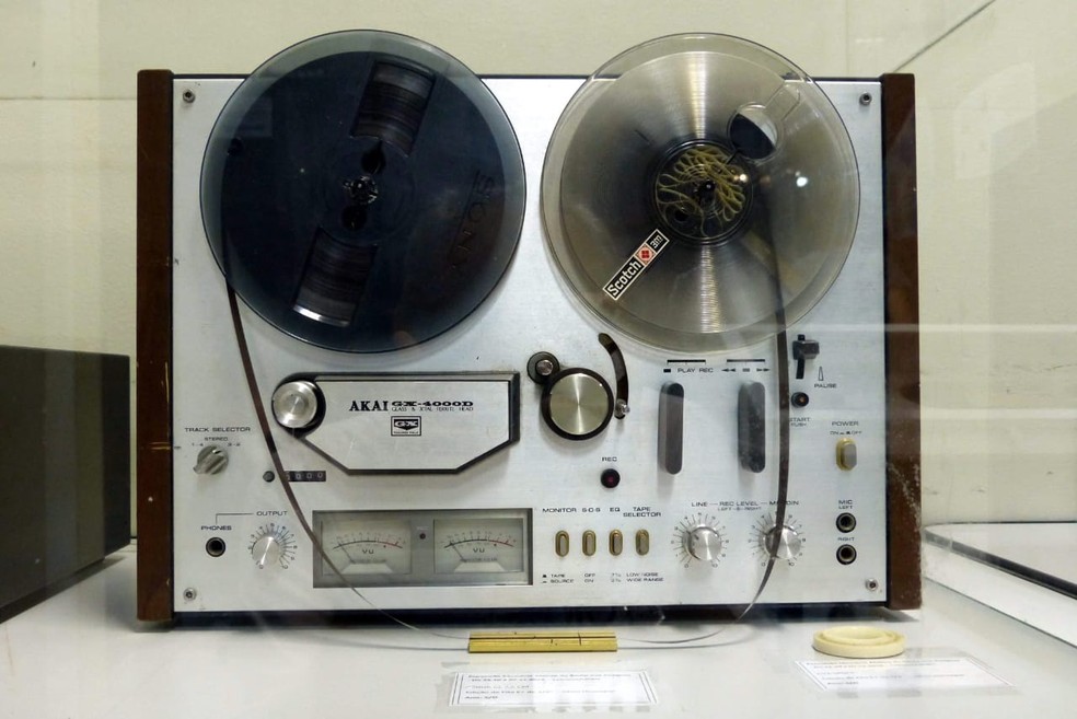 Estão em exposição materiais e equipamentos do acervo do Departamento de Comunicação Social da UFRN que serviram ao Laboratório de Rádio dos Cursos de Jornalismo e Radialismo — Foto: Silvio Henrique