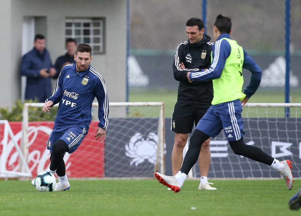 Messi em treino, observado por Lionel Scaloni (de preto), atual técnico da Argentina — Foto: Reuters/Agustin Marcarian