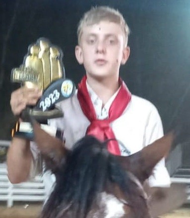 Como laçador de 13 anos conseguiu acumular 96 troféus em rodeios e se tornar 'braço de ouro' no RS