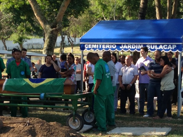 Coronel Frederico Caldas, chefe das UPPs, participou da cerimônia e levou caixão até o túmulo (Foto: Káthia Mello/G1)