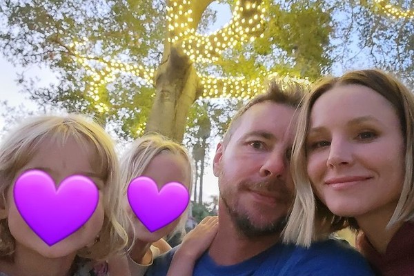 Os atores Kristen Bell e Dax Shepard com suas duas filhas: Lincoln e Delta (Foto: Reprodução / Instagram)