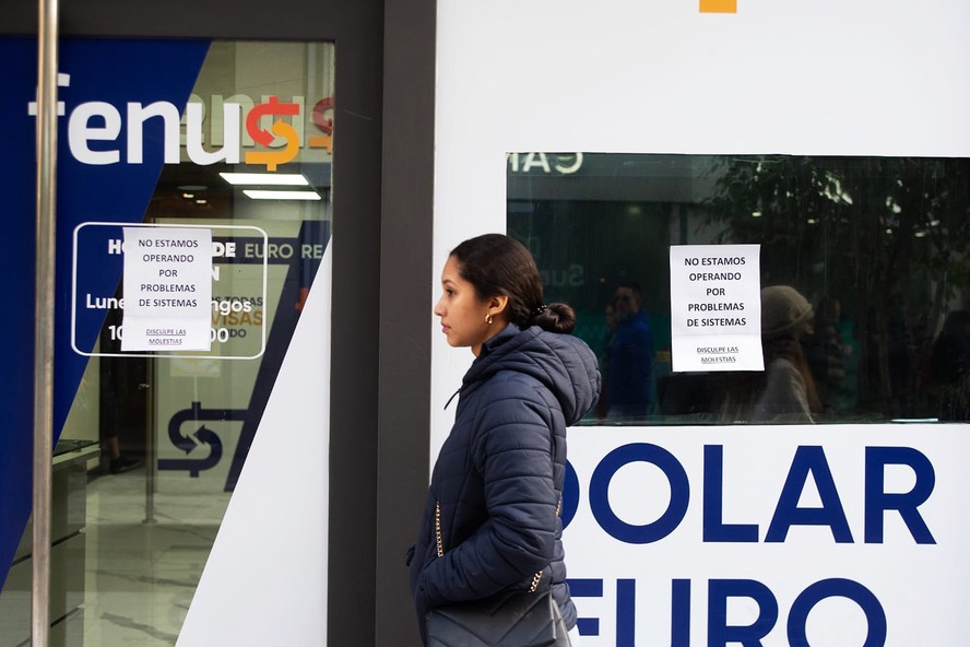Banco com aviso de que 'não está operando'. Argentinos correram para comprar dólares após vitória de Milei nas primárias