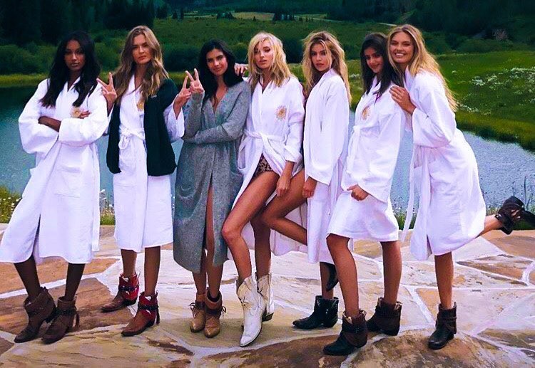 Angels em Aspen:  tops fotografam campanha Holiday 2017 da Victoria's Secret (Foto: Reprodução/Instagram)