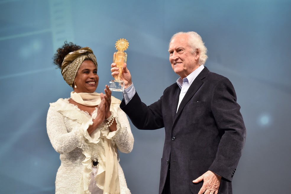 Em imagem de 2015, Fernando Solanas exibe o troféu recebido no Festival de Gramado — Foto: Edison Vara/Agência Pressphoto