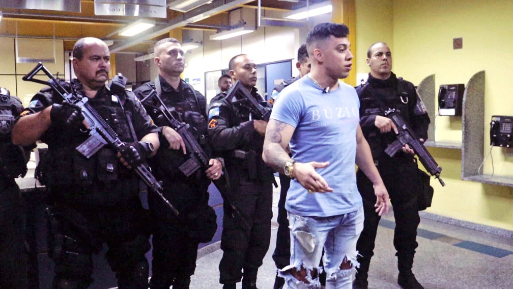 Gabriel Monteiro, vereador do Rio, com policiais armados — Foto: Reprodução/TV Globo