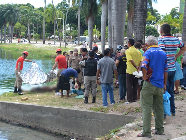 Morador de rua foi retirado pelo Corpo de Bombeiros da lagoa do Parque Solon de Lucena, em João Pessoa (Foto: Walter Paparazzo/G1)