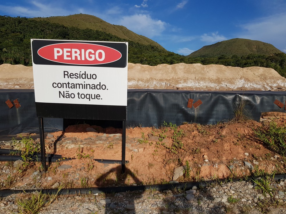 Governo diz que colocou placas e cercou o local, e que o projeto para descomissionamento está com a Copasa — Foto: Humberto Trajano/G1