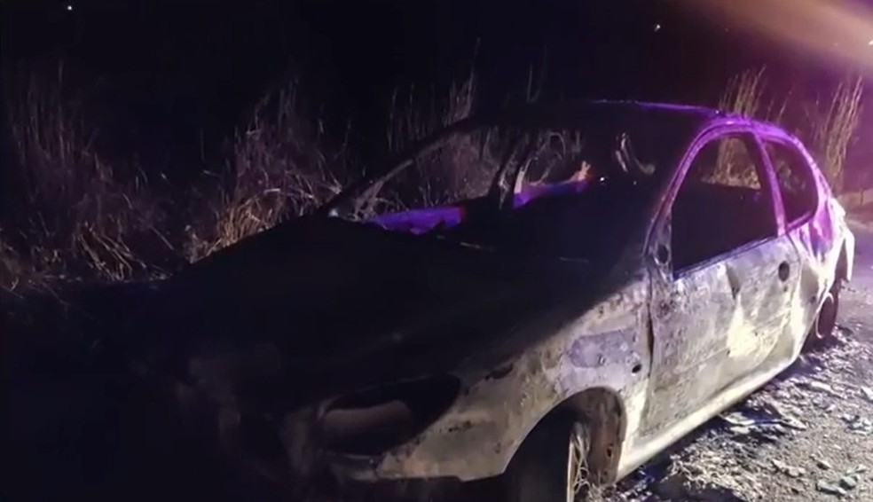 Um carro foi encontrado incendiado — Foto: Reprodução/TV Sudoeste