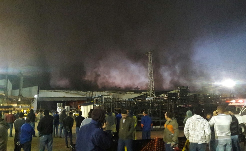 GalpÃ£o pega fogo na fÃ¡brica da Maxion em Cruzeiro (Foto: Arquivo Pessoal)