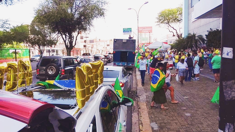 NATAL, 16h20: manifestantes fazem discursos em cima de trio elétrico estacionado na avenida Salgado Filho. Via segue aberta ao tráfego de veículos.  — Foto: Acson Freitas/Inter TV Cabugi