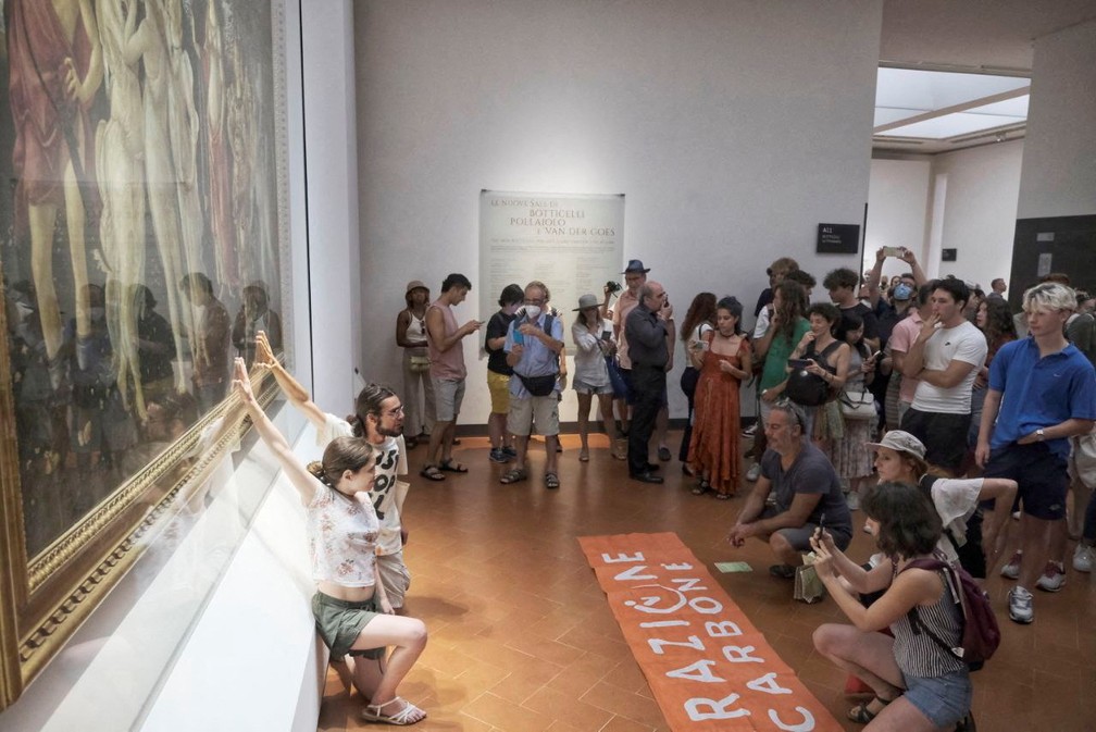 Ativistas italianos colam mãos em pintura de Botticelli em protesto climático — Foto: Ultima Generazione/Divulgação via Reuters