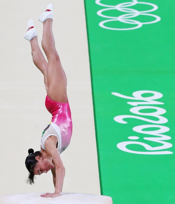 Oksana Chusovitina, 41 anos, em sua apresentação no salto durante as Olimpíadas do Rio (Foto: Getty Images)
