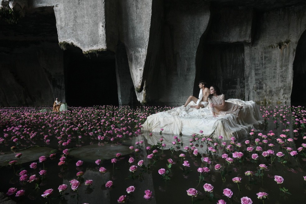 Casal de atores encena peça de Ésquilo dentro de gruta no Parque Arqueológico de Neapolis, na Itália — Foto: Divulgação