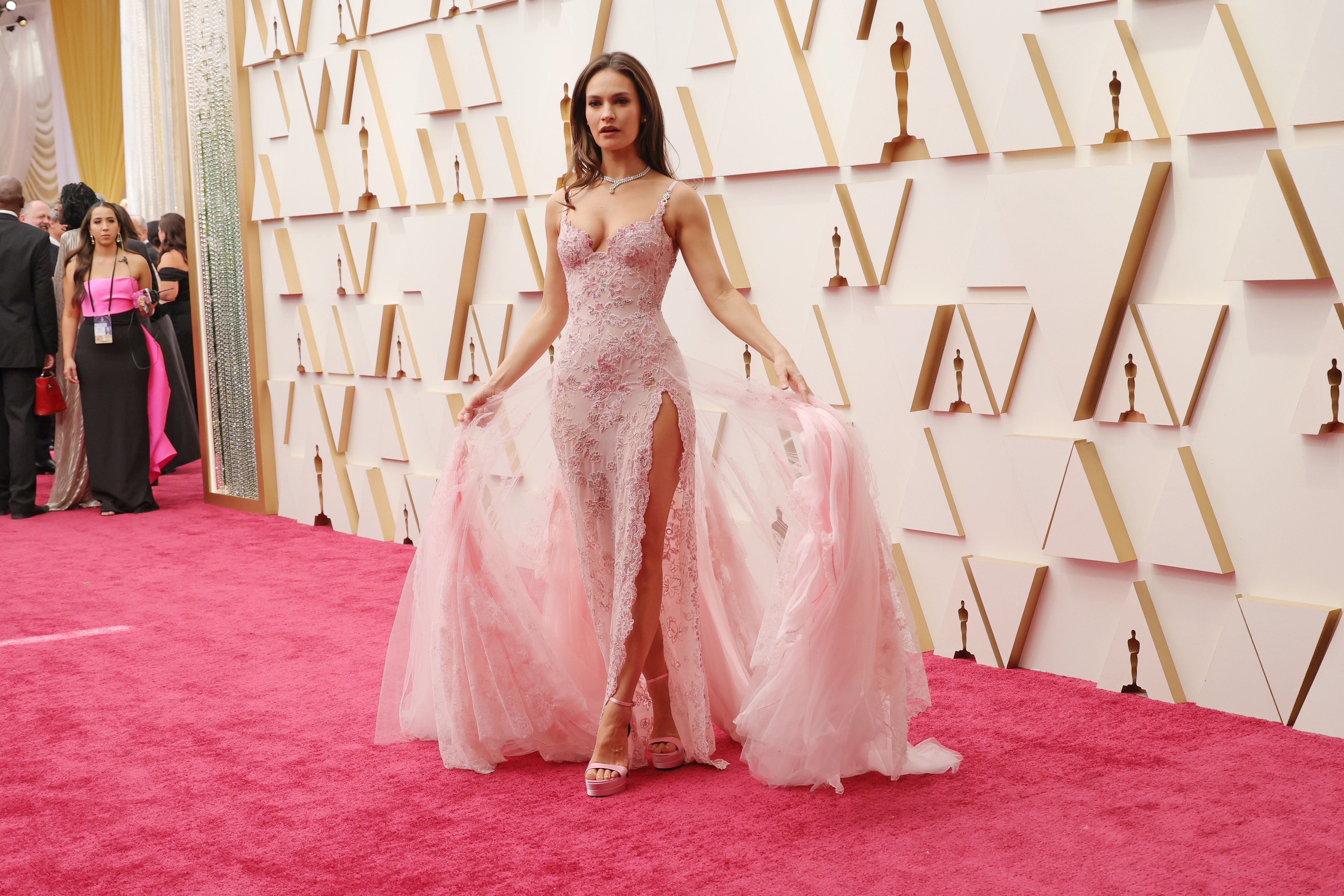 HOLLYWOOD, CALIFORNIA - MARCH 27: Lily James attends the 94th Annual Academy Awards at Hollywood and Highland on March 27, 2022 in Hollywood, California. (Photo by Mike Coppola/Getty Images) (Foto: Getty Images)