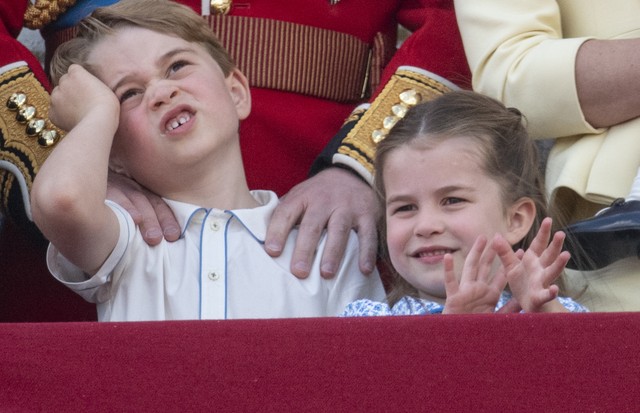 LONDON, ENGLAND - JUNE 08: Prince George of Cambridge and Princess Charlotte of Cambridge during Trooping The Colour, the Queen's annual birthday parade, on June 8, 2019 in London, England. (Photo by Mark Cuthbert/UK Press via Getty Images) (Foto: UK Press via Getty Images)