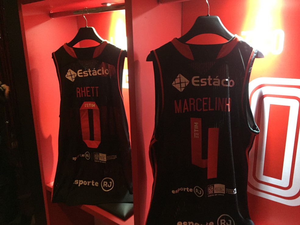Camisas de Rhett e Marcelinho na simulação de vestiário dentro do Fla-Memória, decorado para o evento (Foto: Thales Soares)