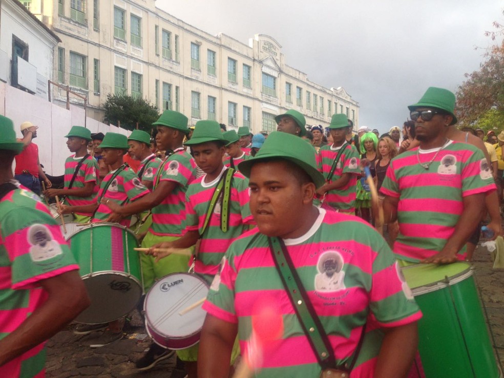 Escola de Samba Preto Velho anima a festa do Bloco do Soldado Inglês, no sábado (20), no Recife (Foto: Caíque Batista/G1)