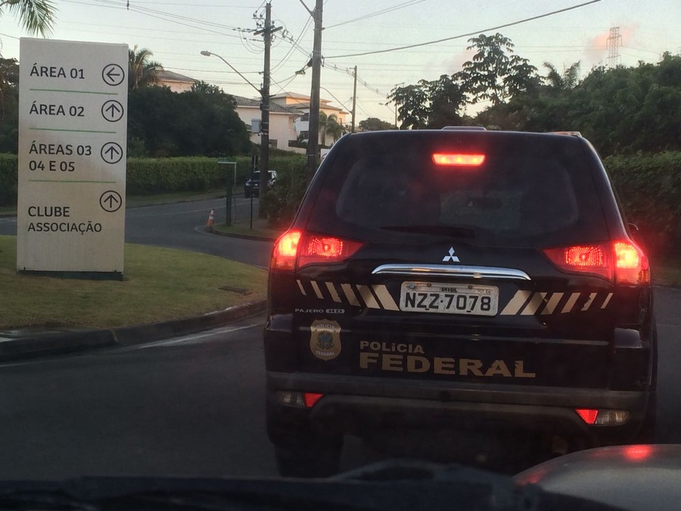 PF chega para cumprir mandados no Condomínio Alphaville, em Salvador. (Foto: Divulgação/Polícia Federal da Bahia)