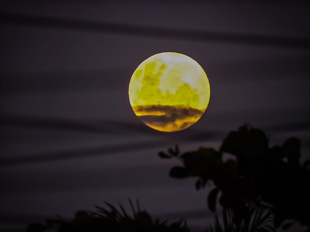 Eclipse da Lua é visto em Itapoá, no Norte catarinense — Foto: Julio Penteriche/PraiaDeItapoá