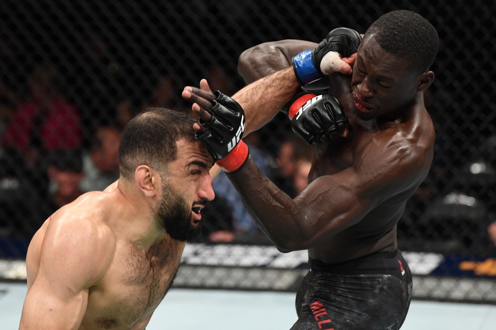 Belal Muhammad (esq.) venceu Curtis Millender por unanimidade no UFC 236 — Foto: Getty Images