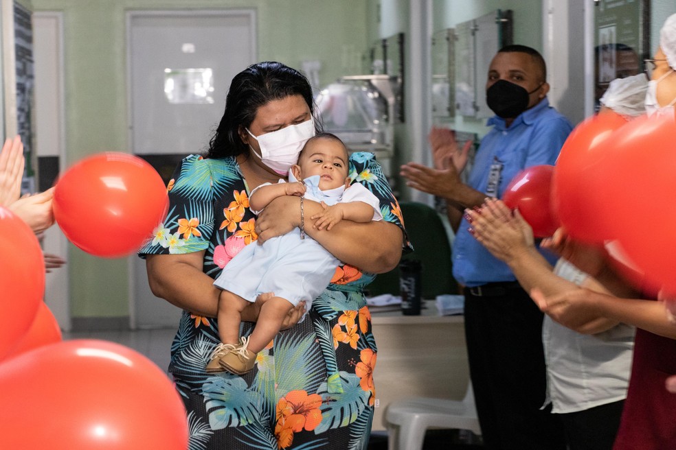 Bebê mais prematuro de hospital retorna à maternidade após ganhar peso e saúde — Foto: Viktor Braga/Divulgação