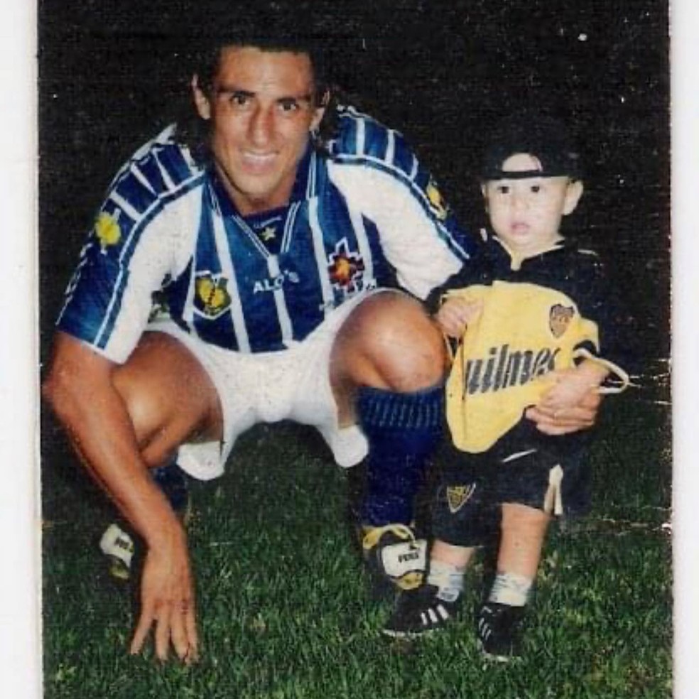 Nahuel Ferraresi ainda bebê com a camisa do Boca ao lado do pai Adolfo — Foto: Arquivo pessoal
