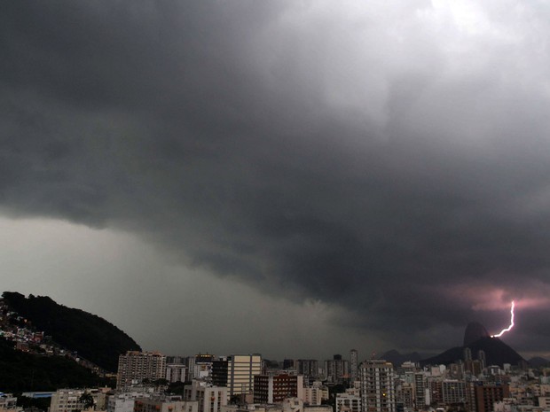 Raios são vistos na região do Pão de Açúcar antes de temporal no Rio de Janeiro. (Foto: Alessandro Buzas/Futura Press/Estadão Conteúdo)