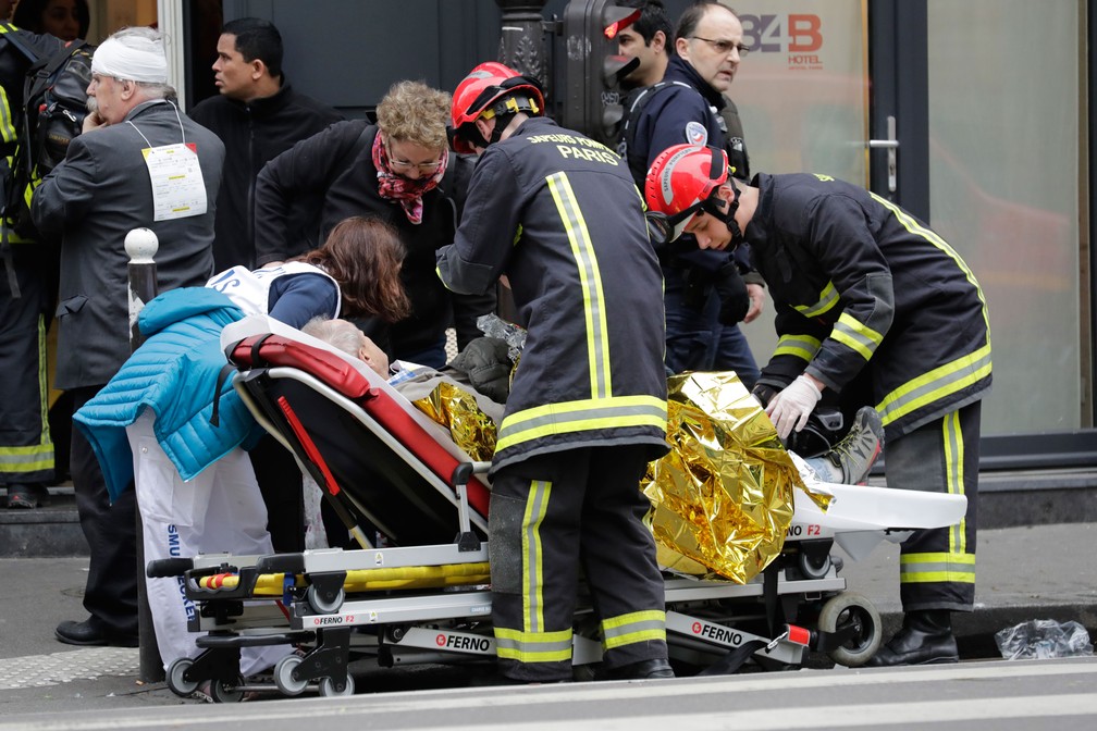 Ferido é socorrido após explosão em padaria em Paris, neste sábado (12)  — Foto: Thomas Samson / AFP