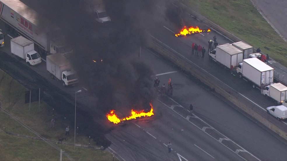 Protesto de caminhoneiros contra alta dos combustíveis interdita Rodovia Régis Bittencourt nos dois sentidos (Foto: Reprodução/TV Globo)