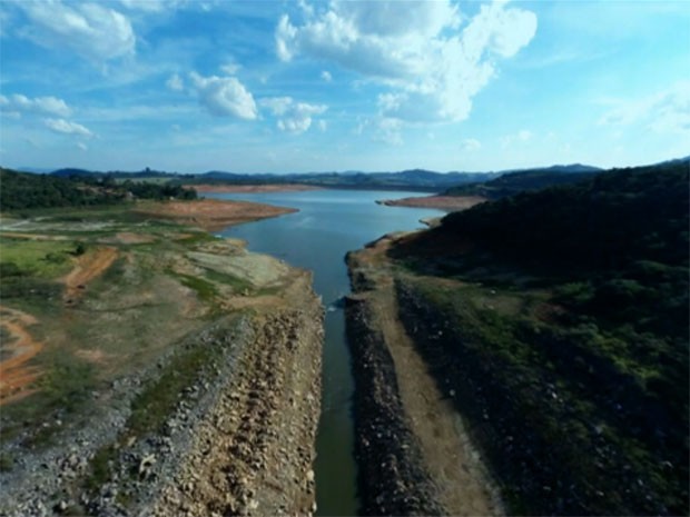 Reservatórios do Sistema Cantareira tiveram queda no nível por causa de crise hídrica (Foto: Reprodução TV Globo)