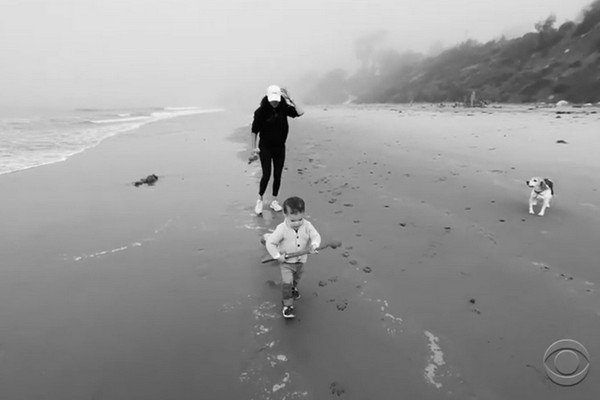 A atriz Meghan Markle e o filho Archie brincando em uma praia do sul da Califórnia (Foto: Reprodução)