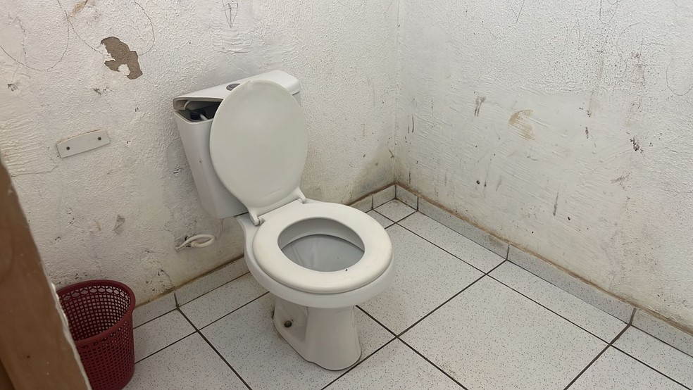 Vaso sanitário quebrado, encontrado por fiscais em escola municipal, durante fiscalização no RN — Foto: TCE-RN/Cedida