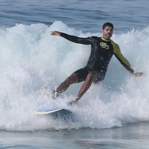Bruno Cabrerizo surfa na praia da Barra da Tijuca (Foto: Dilson Silva/AgNews)