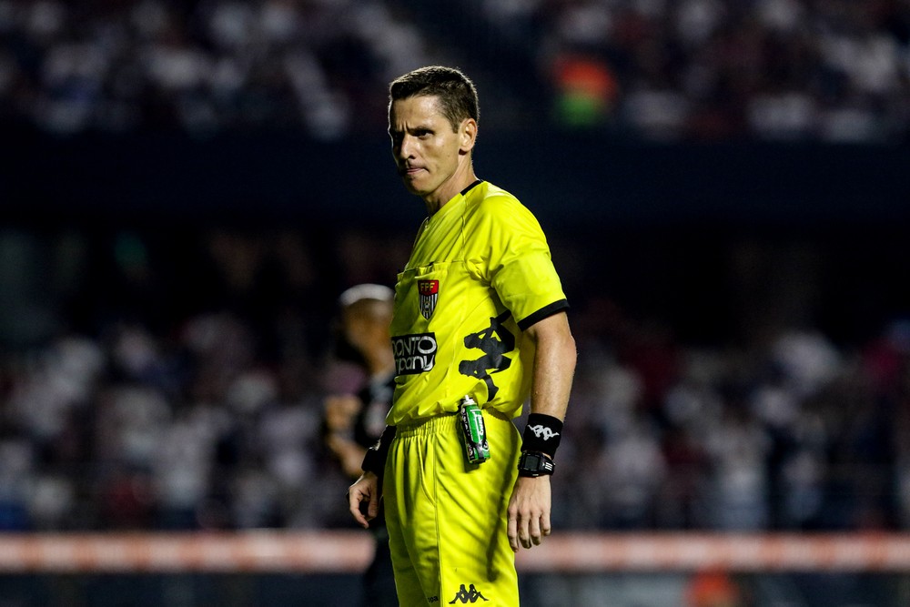 Diretores do São Paulo se revoltam com arbitragem do clássico; Lugano é contido pela PM