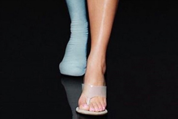 O pé de Kim Kardashian com seis dedos (Foto: Instagram)