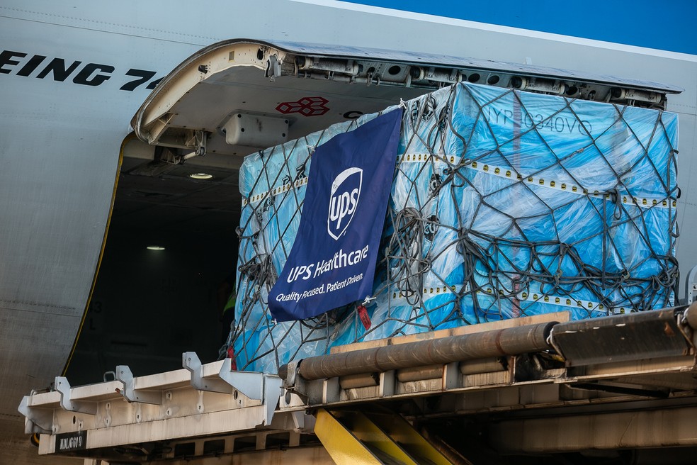 Fiocruz recebe insumo para produção de vacina no Brasil — Foto: Marcos Gouvêa/Divulgação RIOgaleão