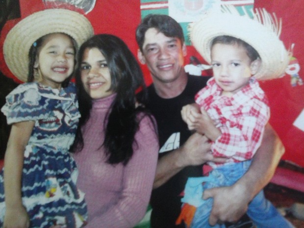 Marcos e Samara com dois dos quatro filhos (Foto: Reprodução)