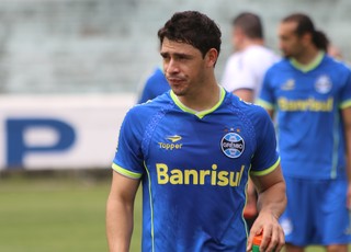 Grêmio muda plano, e meia Giuliano passa por cirurgia no púbis
