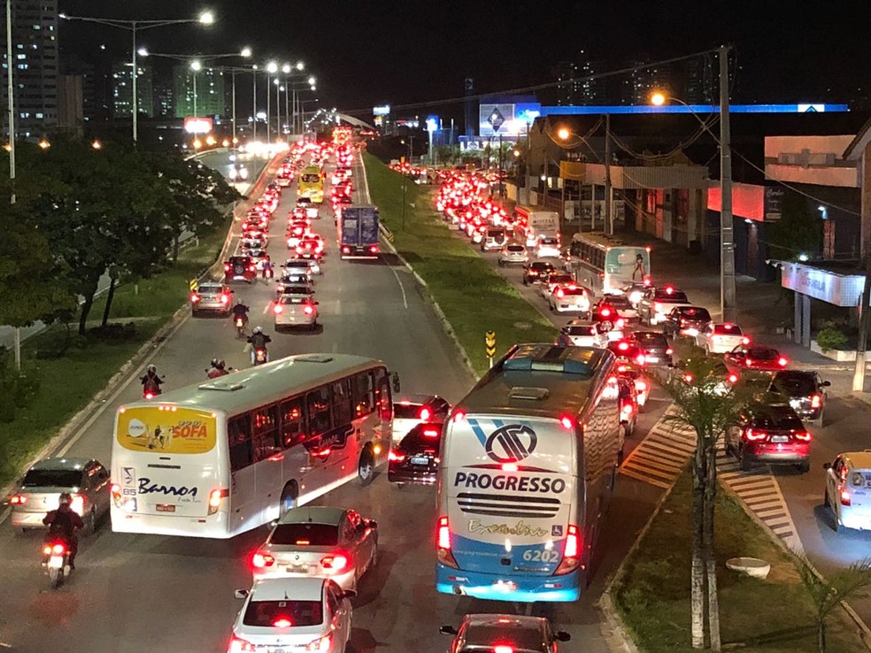 TrÃ¢nsito ficou lento na BR-101, em Natal, com os protesto contra o aumento dos preÃ§os de combustÃ­veis (Foto: Ranniery Sousa/Inter TV)