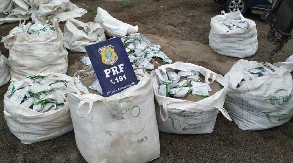 Carga contrabandeada de agrotóxicos estavam escondidos no meio de carga de adubo — Foto: PRF/Divulgação