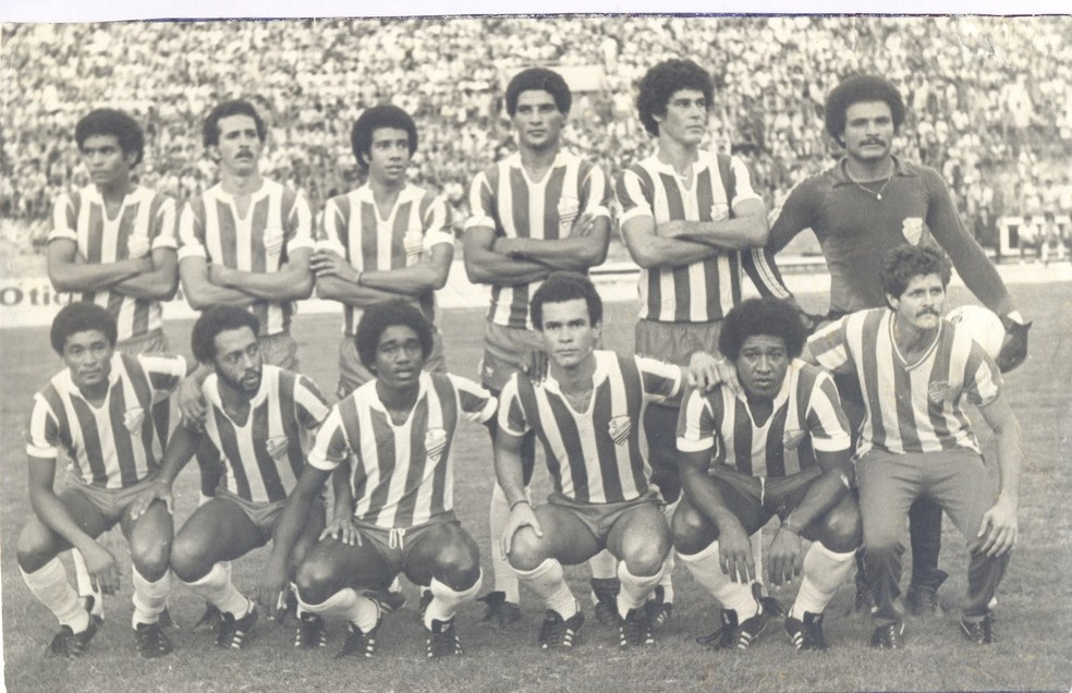 Peu no time do CSA de 1980.  Em pé: Joca, Luizinho, Paulinho, Dick, Ronaldo Alves e Zé Luiz; agachados: Jorginho, Alberto, Peu, Leguelê, Gilmar e Castanha (massagista). — Foto: Museu dos Esportes