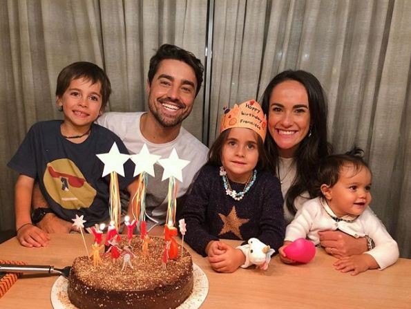 Ricardo Pereira e Francisca Pinto, com os filhos, Vicente, Francisca e Julieta (Foto: Reprodução/Instagram)