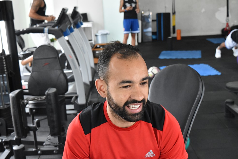 Juninho atendeu a equipe do GloboEsporte.com na academia onde mantém a forma (Foto: João Pedro Almeida / GloboEsporte.com)