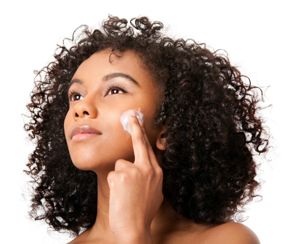 Limpeza, tonificação e hidratação diária são fundamentais para a prevenção da acne (Foto: Thinkstock)