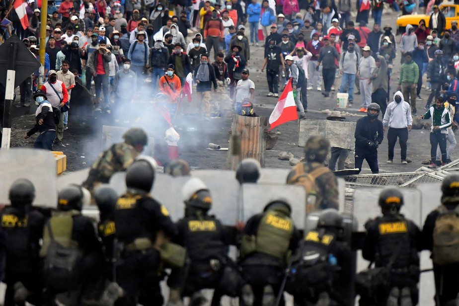 Manifestantes em confronto com a polícia em Arequipa, Peru, durante protesto contra governo da presidente Dina Boluarte