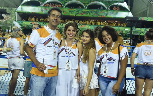 Marcos Palmeira com a mulher, Gabriela Gastal, a enteada, Alice Gastal, e a amiga Thaís Nascimento